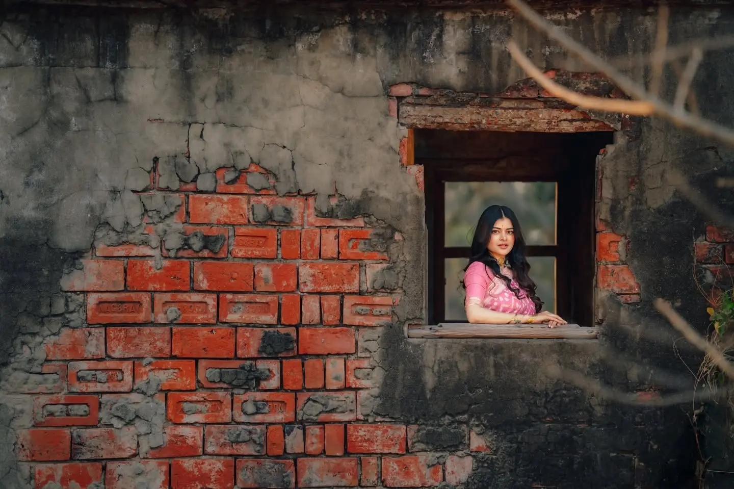 গোলাপি শাড়ি আর স্নিগ্ধ সাজে মায়াবী মধুমিতা