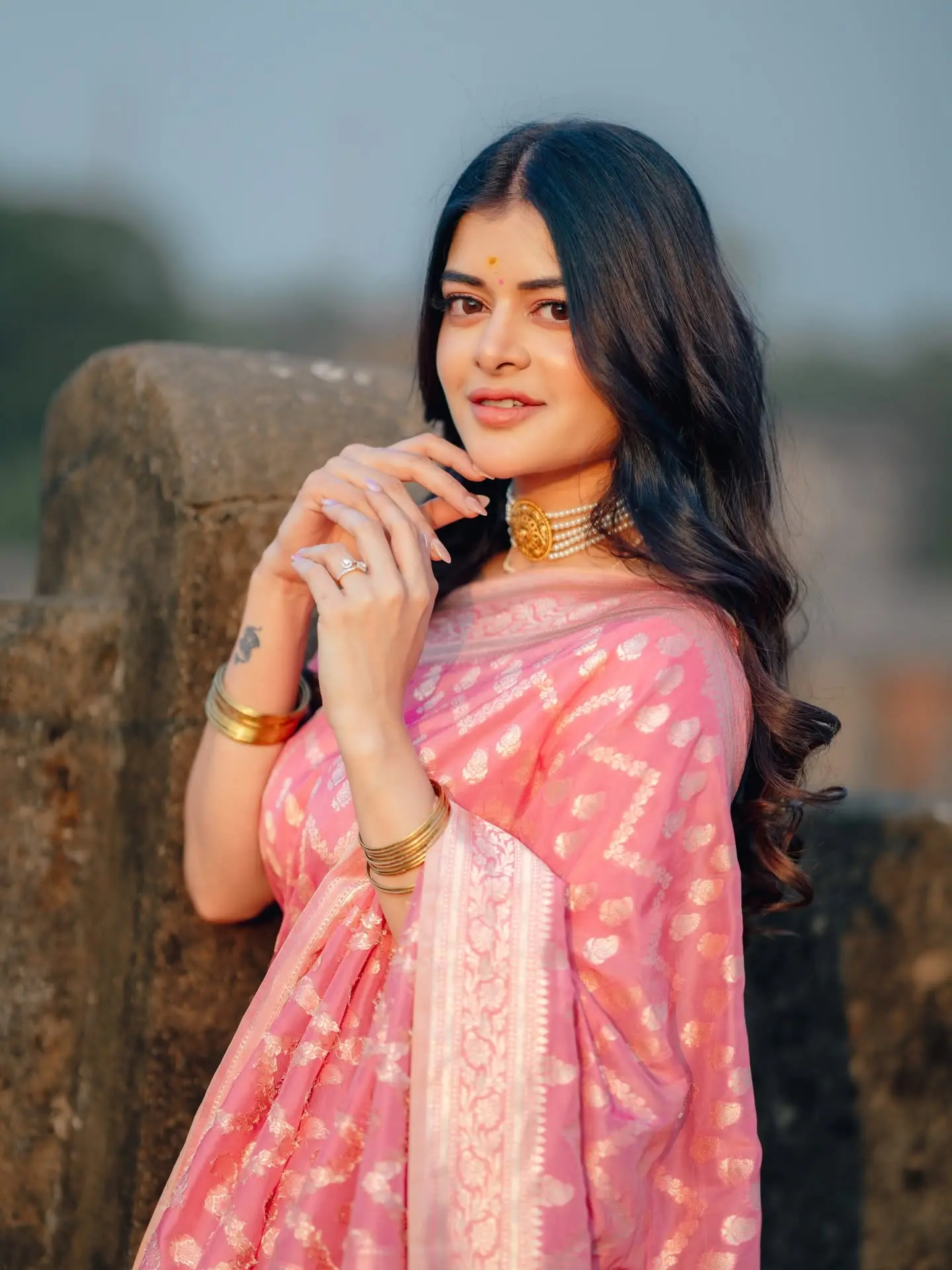 গোলাপি শাড়ি আর স্নিগ্ধ সাজে মায়াবী মধুমিতা