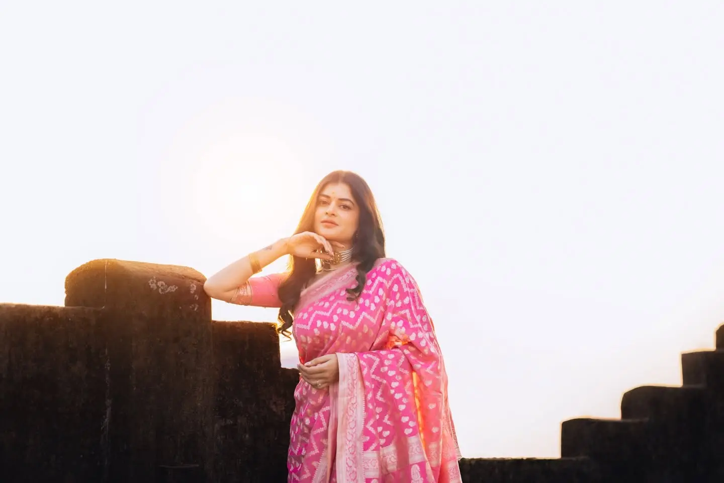 গোলাপি শাড়ি আর স্নিগ্ধ সাজে মায়াবী মধুমিতা