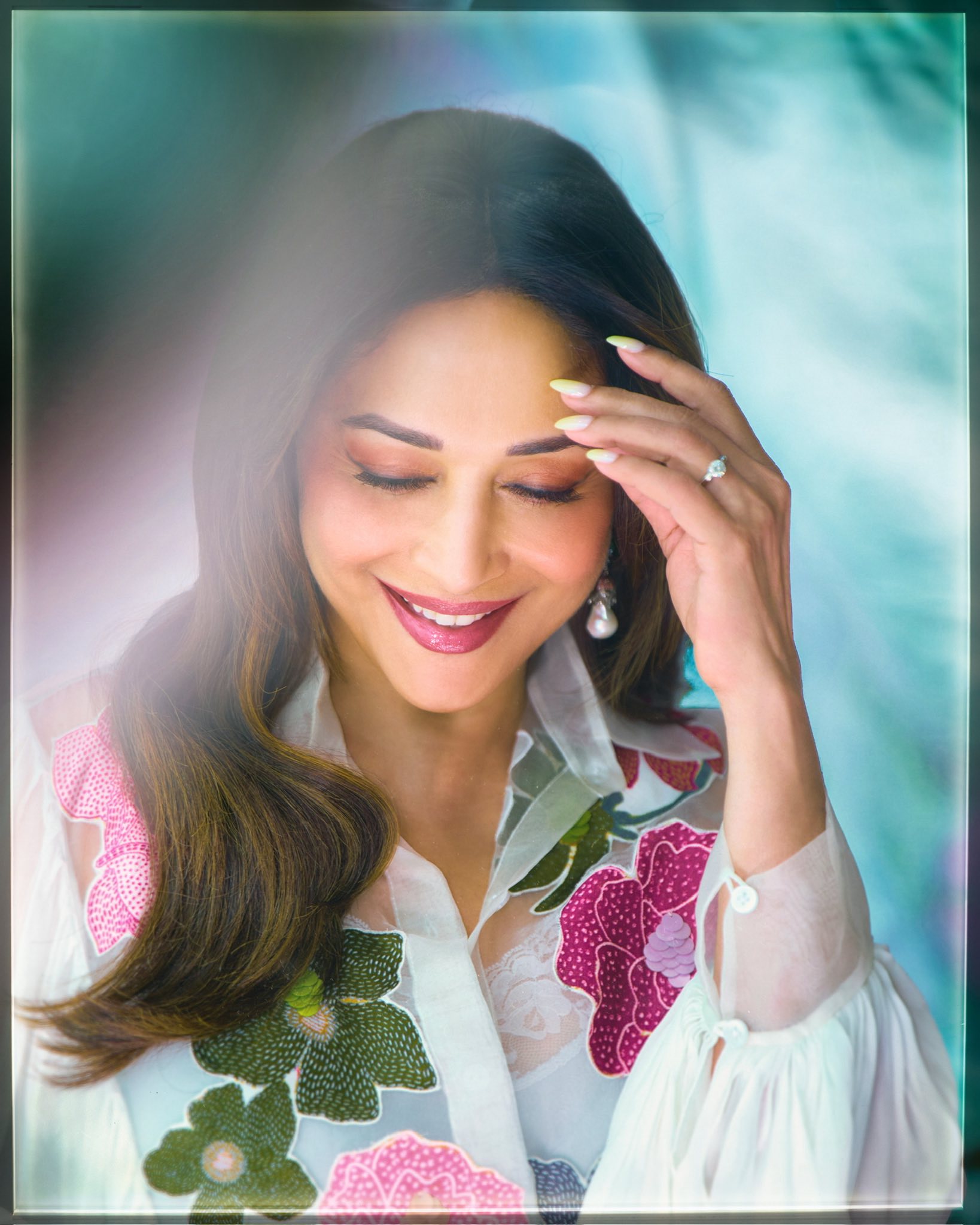 ফুলেল মোহ আর সফট গ্ল্যামের জাদুতে অপরূপ মাধুরী