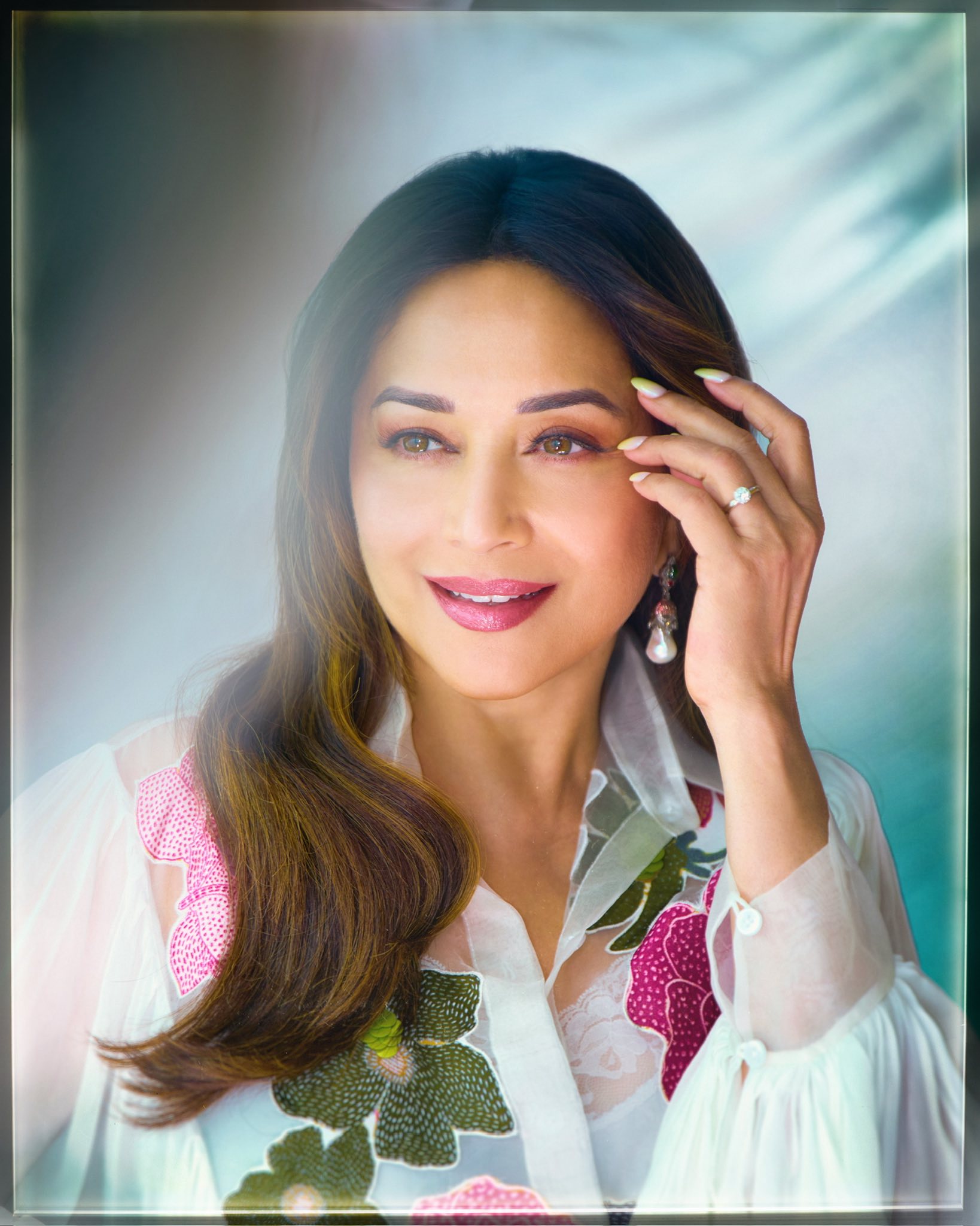 ফুলেল মোহ আর সফট গ্ল্যামের জাদুতে অপরূপ মাধুরী