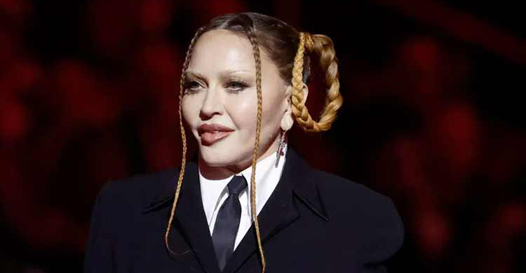 এখন কেমন আছেন পপ তারকা ম্যাডোনা?