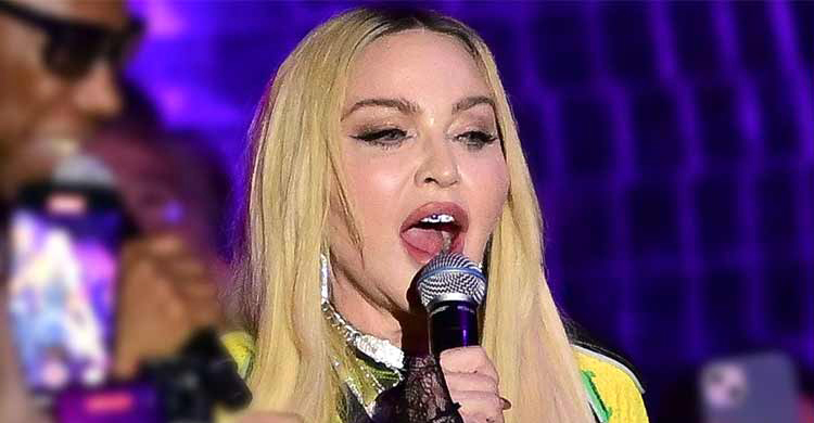 হাসপাতাল থেকে ছাড়া পেলেও বমি কমছে না ম্যাডোনার