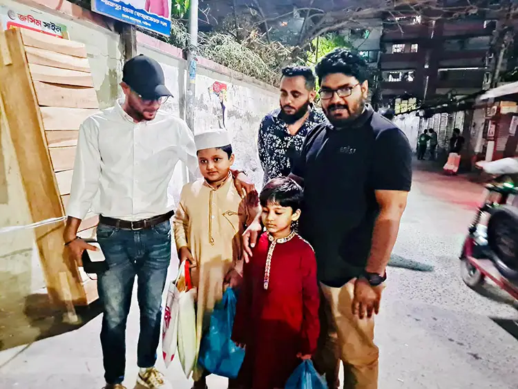 সেই মাদরাসাছাত্রের দায়িত্ব নিলেন ছাত্রদল নেতা, দিলেন উপহার