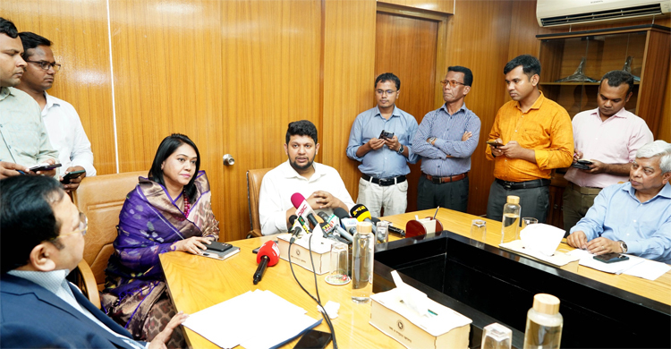 বন্ধ করবে না, নতুন গণমাধ্যম অনুমোদন দেবে সরকার: মাহফুজ আলম