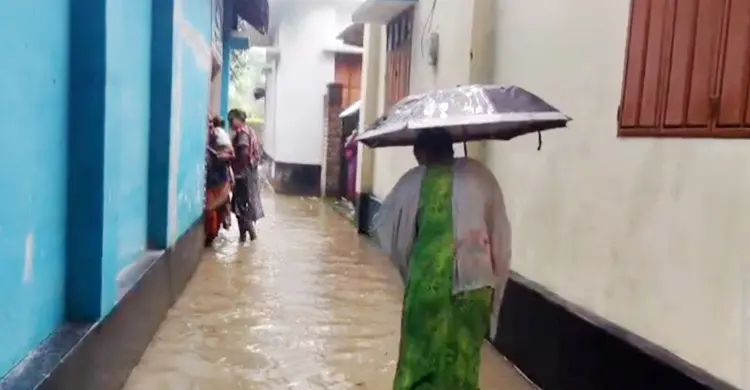 টানা বর্ষণে মাগুরায় জলাবদ্ধতা, তলিয়ে গেছে রাস্তা-ঘাট ও বসতবাড়ি