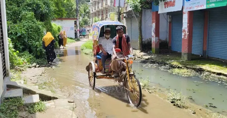 সময় গড়ালেও গড়ায়নি পানি, জনজীবন বিপর্যস্ত