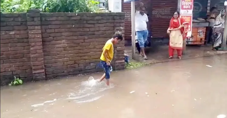 টানা বর্ষণে মাগুরায় জলাবদ্ধতা, তলিয়ে গেছে রাস্তা-ঘাট ও বসতবাড়ি