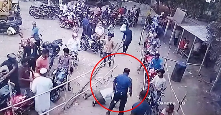 তেল বিতরণে অনিয়মের ভিডিও ধারণ করায় সাংবাদিককে মারধর কনস্টেবলের