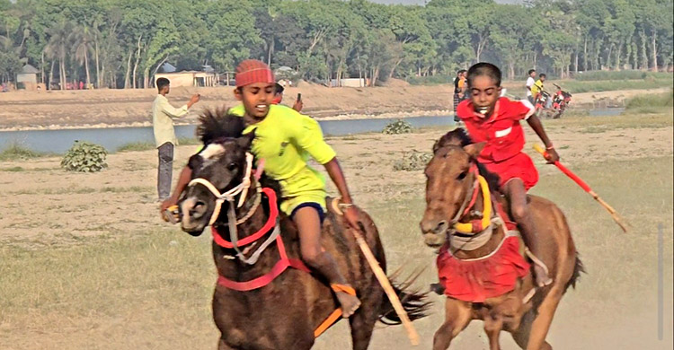 মাগুরাতে ঘোড়াদৌড় দেখতে মানুষের ভিড়