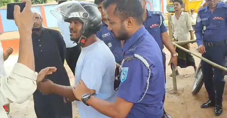 তেল নিতে এসে পুলিশের সঙ্গে বাগবিতণ্ডা, আটক ২