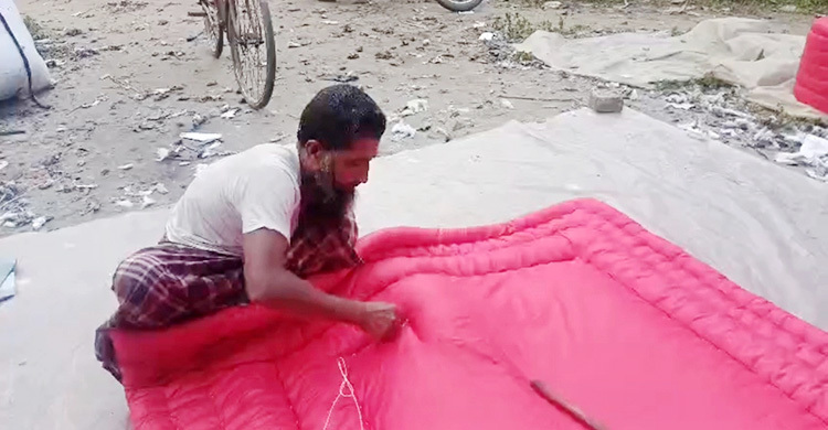 জেঁকে বসেছে শীত, বেড়েছে লেপ-তোশক কারিগরদের ব্যস্ততা