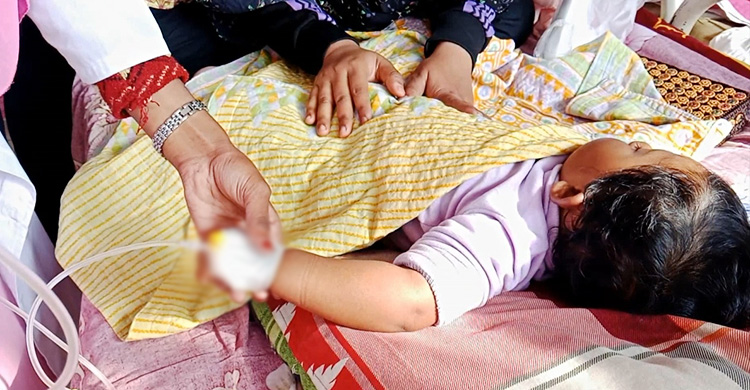 তীব্র শীতে বেড়েছে রোগী, শয্যা সংকটে হাসপাতালের মেঝেতে চিকিৎসা