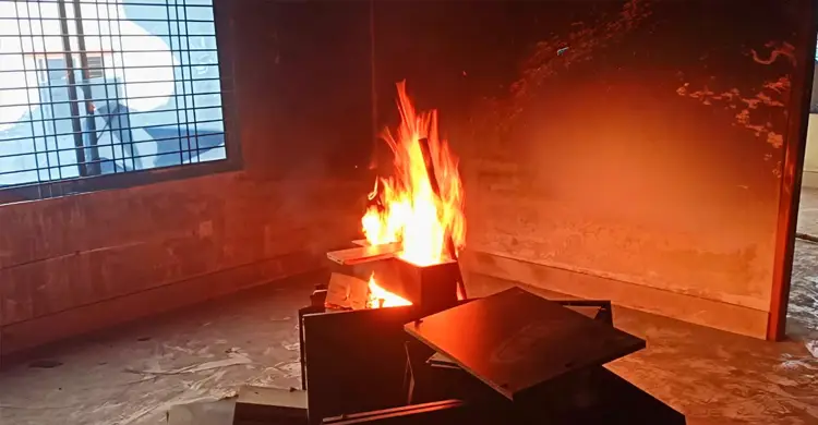 উদ্বোধনের ১ ঘণ্টা পর আ’লীগ কার্যালয়ে আগুন দিলো বিক্ষুব্ধ জনতা