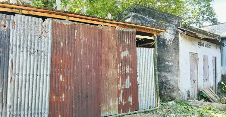 রাতে সংঘের নামে সরকারি জমি দখল করে টিনের ঘর নির্মাণ