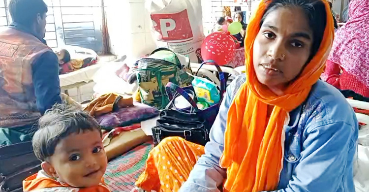 তীব্র শীতে বেড়েছে রোগী, শয্যা সংকটে হাসপাতালের মেঝেতে চিকিৎসা