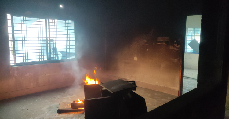 উদ্বোধনের ১ ঘণ্টা পর আ&rsquo;লীগ কার্যালয়ে আগুন দিলো বিক্ষুব্ধ জনতা