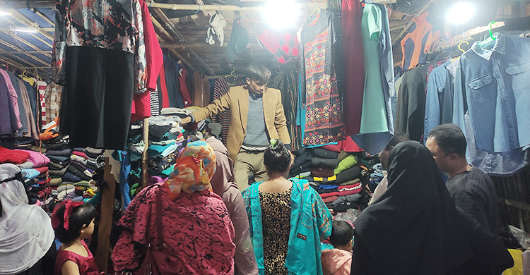 মাগুরায় ফুটপাতে জমে উঠেছে গরম কাপড়ের বেচাকেনা