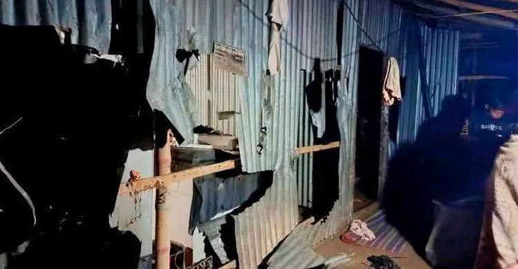 মাগুরায় বিএনপির দু&rsquo;পক্ষের সংঘর্ষ, ২০ বাড়িঘর ভাঙচুর-লুটপাট