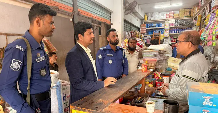 মাগুরায় মেয়াদোত্তীর্ণ-ভেজাল পণ্য বিক্রির দায়ে ব্যবসায়ীকে জরিমানা