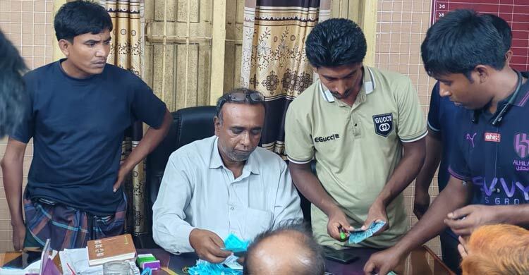 ভিজিএফের ১০ কেজি চালের বদলে ৩০০ করে টাকা দিলেন চেয়ারম্যান
