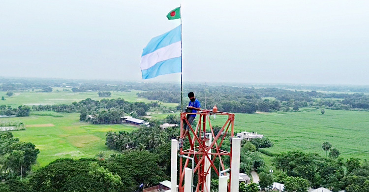 ২০০ ফুট উঁচু টাওয়ারে উঠে আর্জেন্টিনার পতাকা টাঙালেন ভক্ত