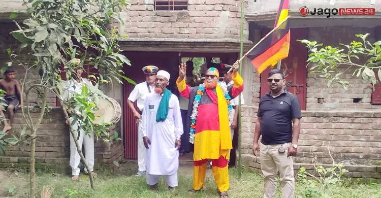 জমি বিক্রি করে ৭ কিমি দৈর্ঘ্যের জার্মানির পতাকা বানালেন আমজাদ