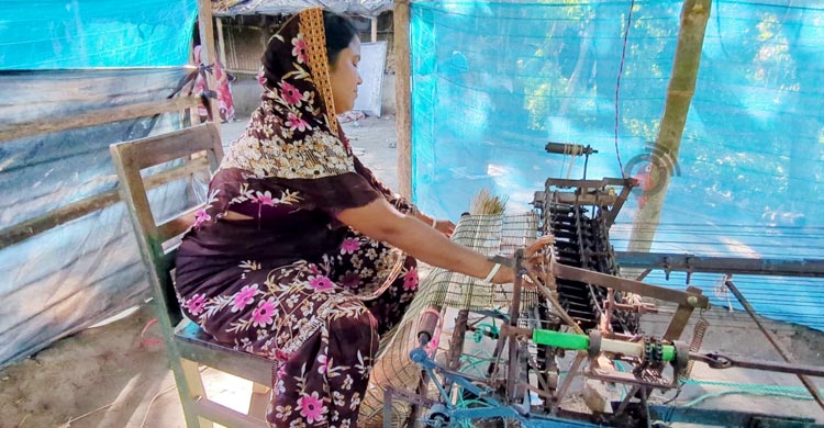 মেশিনে ঘুনি তৈরি করে সাড়া ফেলেছেন মাগুরার উজ্জ্বল