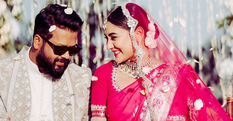 মায়ের শাড়িতে বেশ মানিয়েছে মেহজাবীনকে