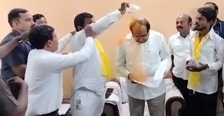 মন্ত্রীর মাথায় হলুদের গুঁড়া ছিটিয়ে দিলেন ক্ষুব্ধ যুবক