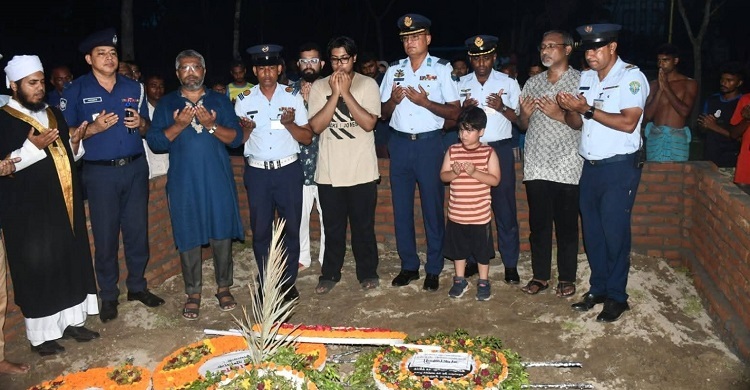 মাইলস্টোন শিক্ষিকা মাহেরীন চৌধুরীর কবরে বিমান বাহিনীর শ্রদ্ধা