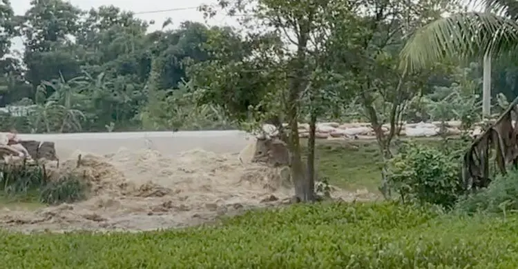 ধলাইয়ের পর এবার মনু নদীর বাঁধে ভাঙন