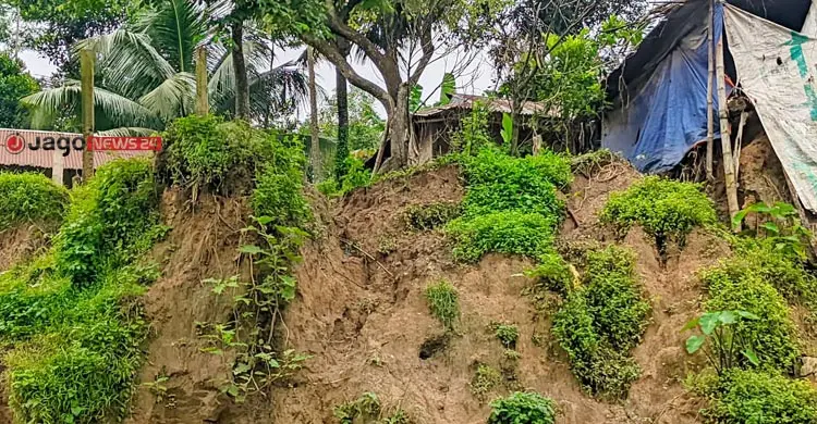 মৃত্যুঝুঁকি নিয়ে ৫০ হাজার মানুষের টিলায় বসবাস
