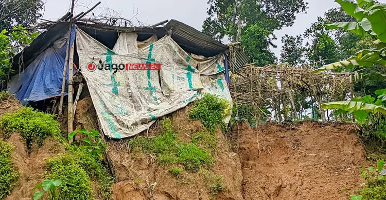 মৃত্যুঝুঁকি নিয়ে ৫০ হাজার মানুষের টিলায় বসবাস