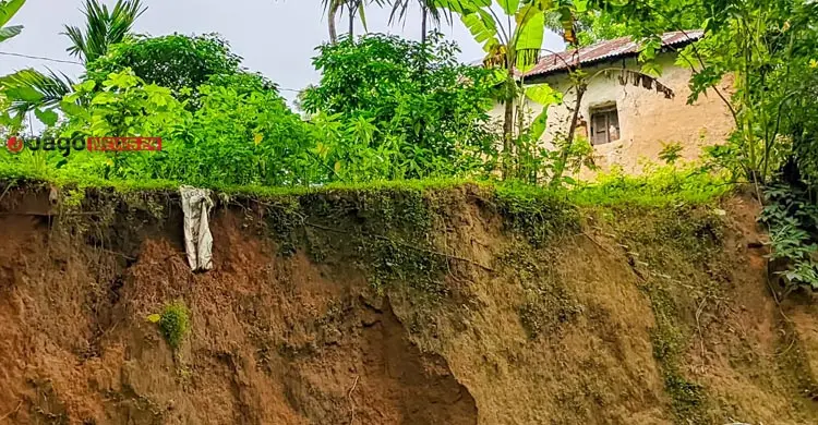মৃত্যুঝুঁকি নিয়ে ৫০ হাজার মানুষের টিলায় বসবাস
