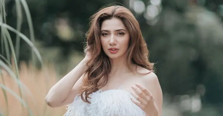 ৪১ বছরে মা হচ্ছেন শাহরুখের পাকিস্তানি নায়িকা