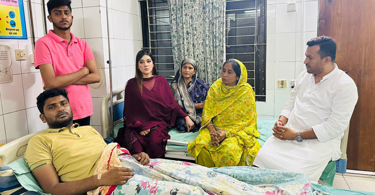 আহত দুই ছাত্রলীগ নেতাকে দেখতে হাসপাতালে মাহি