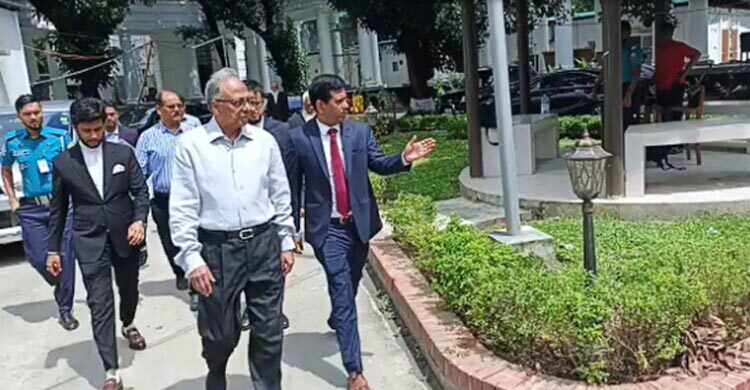 ‘আপনি দাঁড়িয়ে যাবেন আমি বসাইয়া দিমু, সবাই ভাববে আমাদের খাতির নেই’