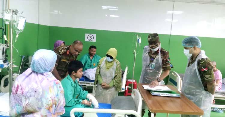 আবারও সিএমএইচে স্বাস্থ্য উপদেষ্টা, সর্বোচ্চ চিকিৎসাসেবার আশ্বাস