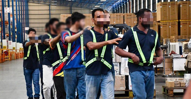 দৌড় দিয়েও রক্ষা পেলেন না বাংলাদেশিরা