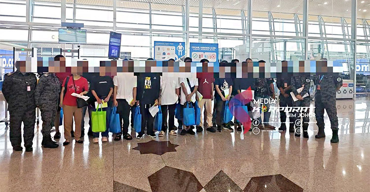 ৩৫ বাংলাদেশিকে ফেরত পাঠালো মালয়েশিয়া