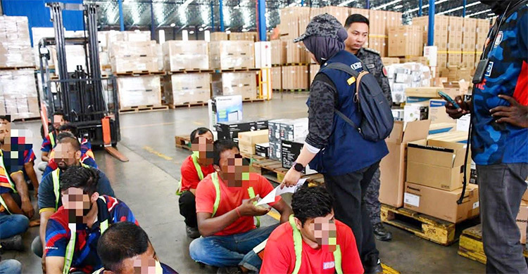 দৌড় দিয়েও রক্ষা পেলেন না বাংলাদেশিরা