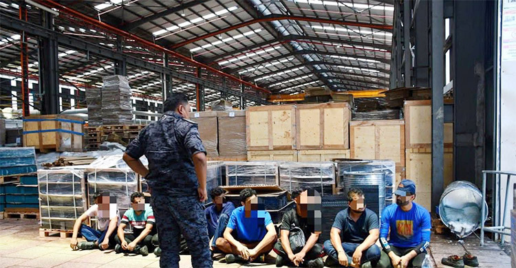 দৌড় দিয়েও রক্ষা পেলেন না বাংলাদেশিরা