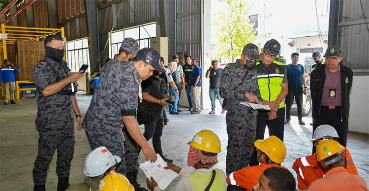 দৌড় দিয়েও রক্ষা পেলেন না বাংলাদেশিরা