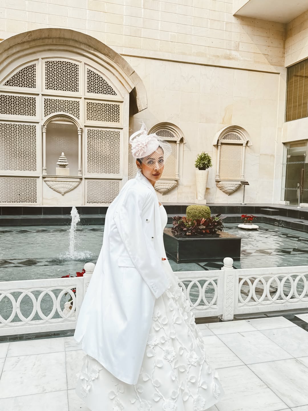 ভিন্টেজ হোয়াইটে আত্মবিশ্বাসী মালাইকা