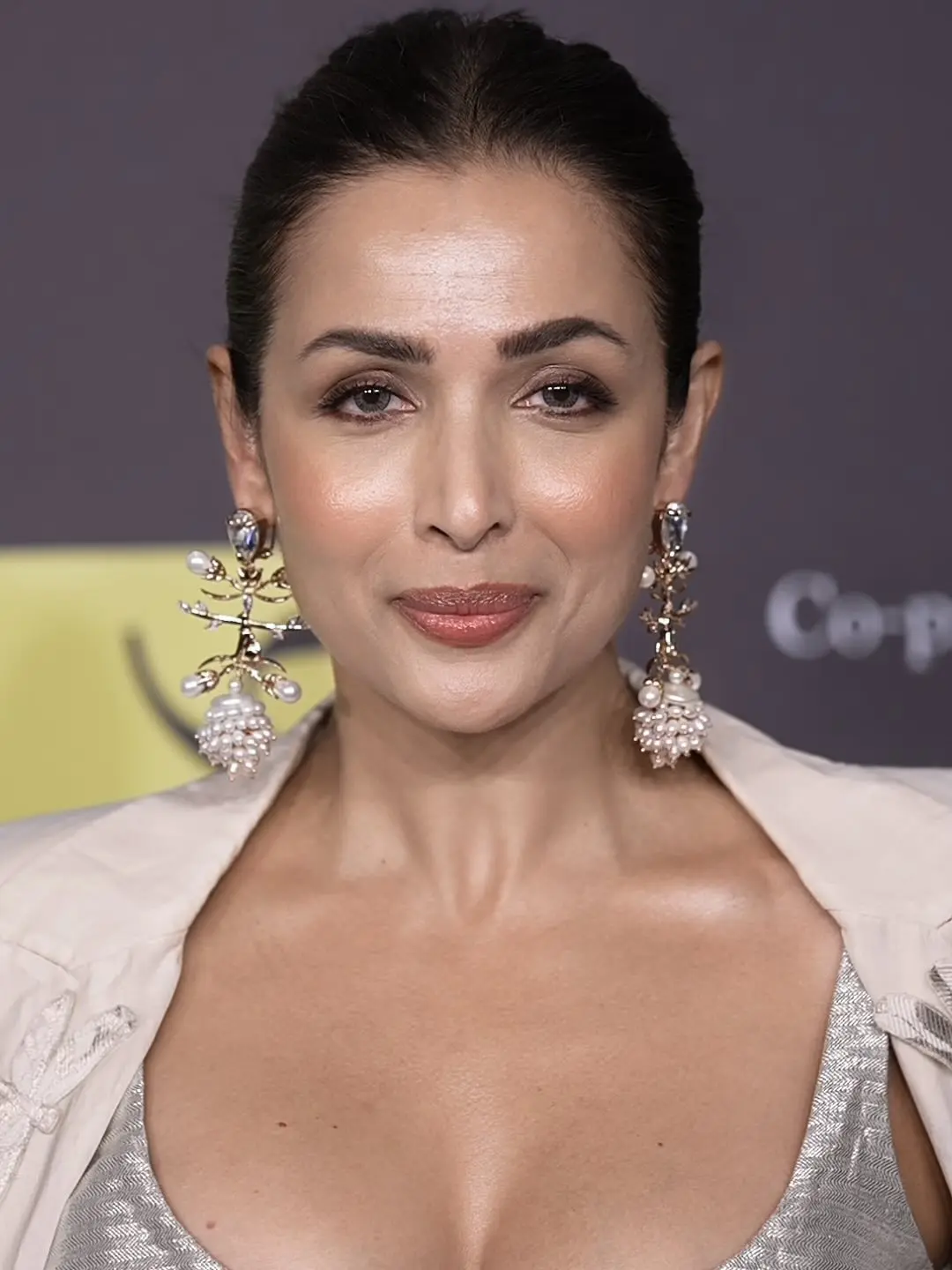 ৫০ পেরিয়েও গ্ল্যামারে মাতালেন মালাইকা অরোরা