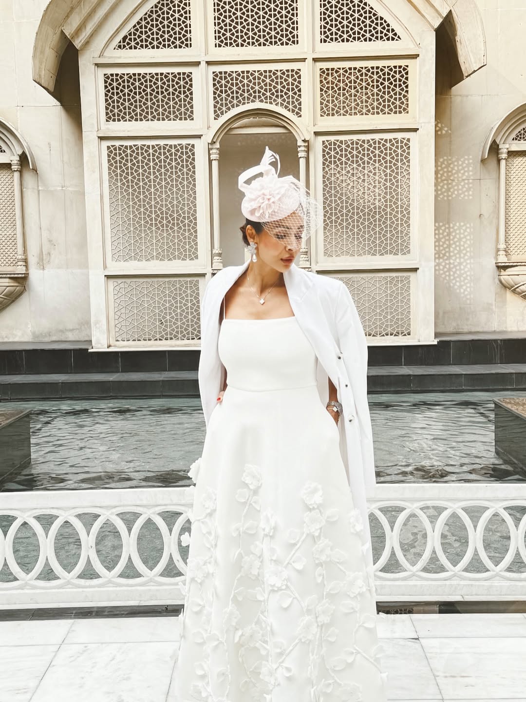 ভিন্টেজ হোয়াইটে আত্মবিশ্বাসী মালাইকা