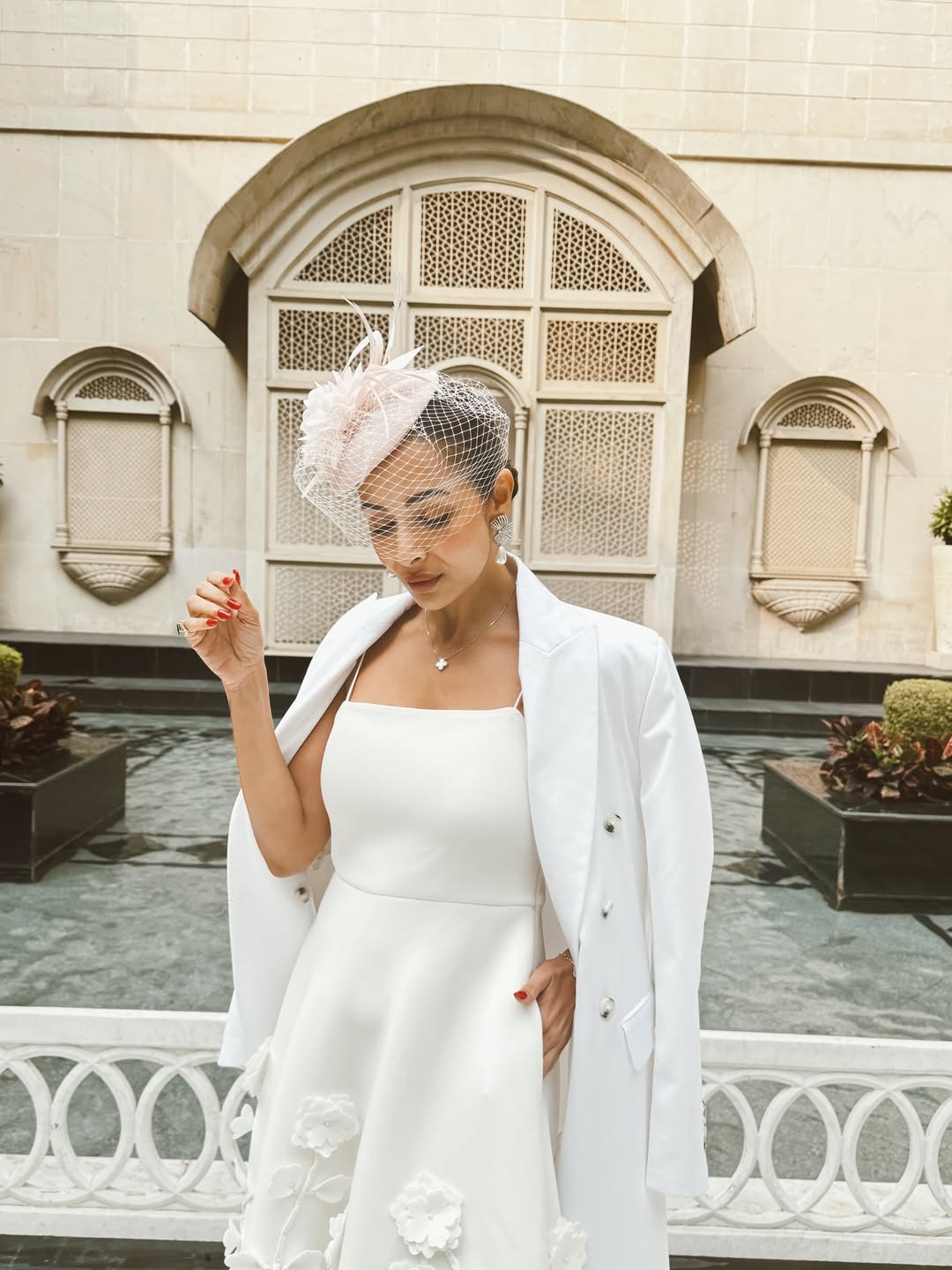 ভিন্টেজ হোয়াইটে আত্মবিশ্বাসী মালাইকা