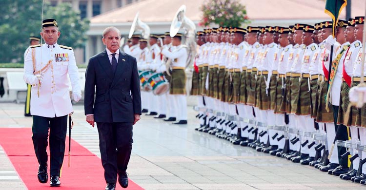 মালয়েশিয়ায় পাকিস্তানের প্রধানমন্ত্রীকে রাষ্ট্রীয় সংবর্ধনা