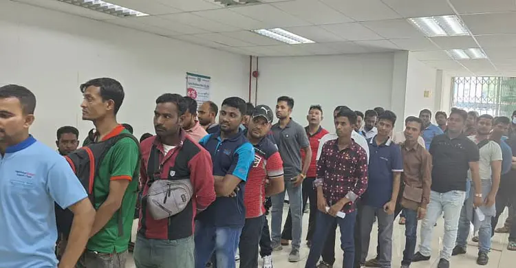 মালয়েশিয়ায় সরাসরি পাসপোর্ট পাচ্ছেন প্রবাসীরা